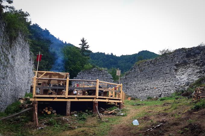 Na območju nekdanjega gradu so postavili več lesenih podestov in uredili črni kotiček, kjer so razstavljene srednjeveške mučilne naprave.  | Foto: Alenka Teran Košir