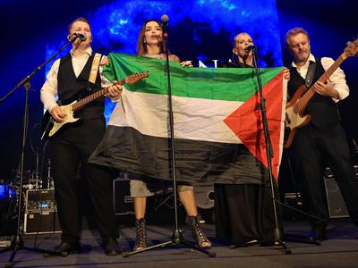 Severina v Laškem s palestinsko zastavo na odru