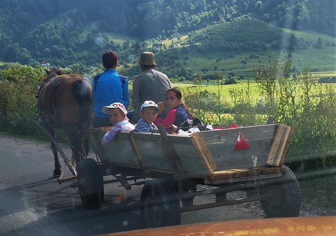 Na romunskem podeželju je tovrsten prevoz nekaj vsakdanjega. | Foto: Gregor Pavšič