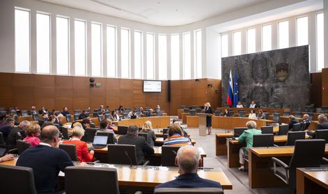 Dolgotrajna oskrba: DZ potrdil nujno obravnavo