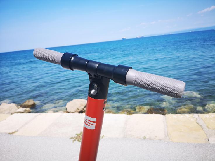 električni skiro Seat je kot avtomobilski proizvajalec ponudil svoj serijski električni skiro, ki velja za dopolnitev avtomobilov. Tudi to je za proizvajalce znanilec sprememb. | Foto: Gregor Pavšič