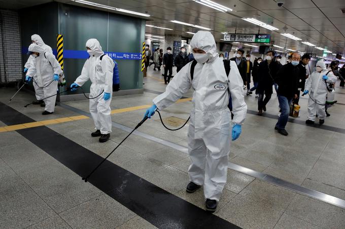 V južnokorejski prestolnici Seul je v teku dezinfekcija podzemne železnice. | Foto: Reuters