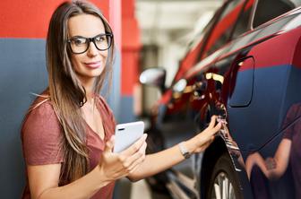 S kaskom ali brez? Avtomobilsko zavarovanje, kjer je odločitev končno preprosta.