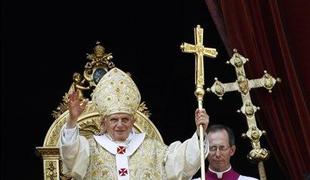 Papež daroval velikonočno mašo in pozval h končanju konfliktov