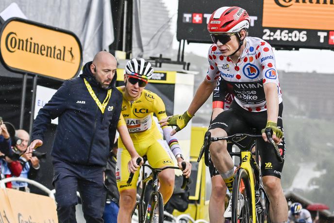 Varnostnik skoraj sklatil Tadeja Pogačarja s kolesa #video