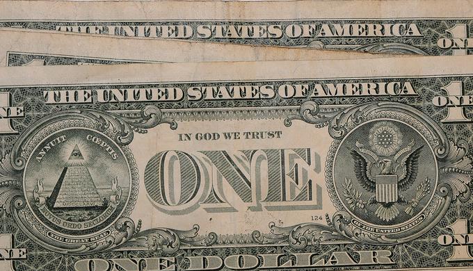 Na hrbtni strani bankovca za en dolar sta upodobljeni obe strani velikega pečata ZDA. Na desni strani je orel s ščitom, na levi strani pa oko previdnosti nad nedokončano piramido. | Foto: Guliverimage/Vladimir Fedorenko