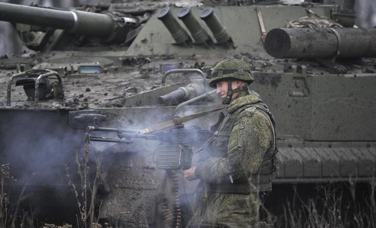 Ruska vojska je v zadnjih treh letih na bojišču le malo napredovala, čeprav je v ofenzive vložila veliko truda in plačala tudi visok krvni davek. Na fotografiji: ruski vojak na vojaških vajah pred napadom na Ukrajino. | Foto: Guliverimage
