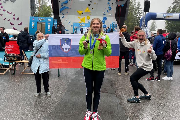 Ne le Manca Smrekar, celotna slovenska paraplezalna reprezentanca je imela na prizorišču EP najlegendarnejšo navijačico – Mančino babico. | Foto: osebni arhiv