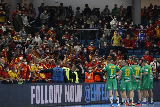 Makedonski navijači niso bili navdušeni nad potezo črnogorskega rokometaša. | Foto: Guliverimage/Vladimir Fedorenko