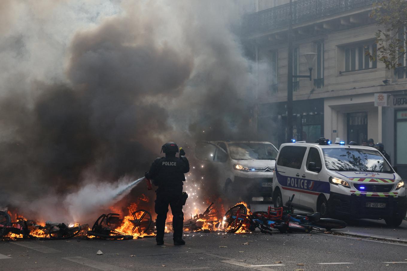 Francoski senat podprl zakon, po katerem naj bi protestnikom zaračunali povzročeno škodo
