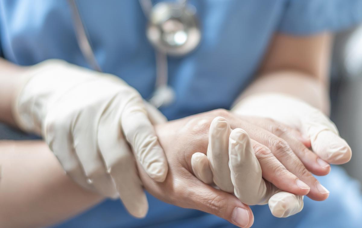 Medicinska sestra | Zaposleni v zdravstvu opozarjajo, da dokument o poklicnih aktivnostih in kompetencah v zdravstveni negi bolnike postavlja v nevarnost. | Foto Getty Images