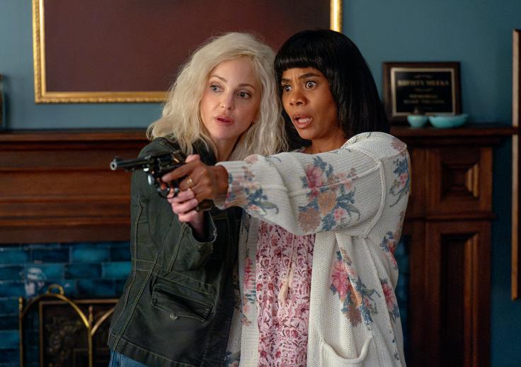 Vrnili sta se tudi Anna Faris in Regina Hall, ki v teh podobah parodirata junakinji iz filmov Brez povratka in Ma. | Foto: Karantanija Cinemas