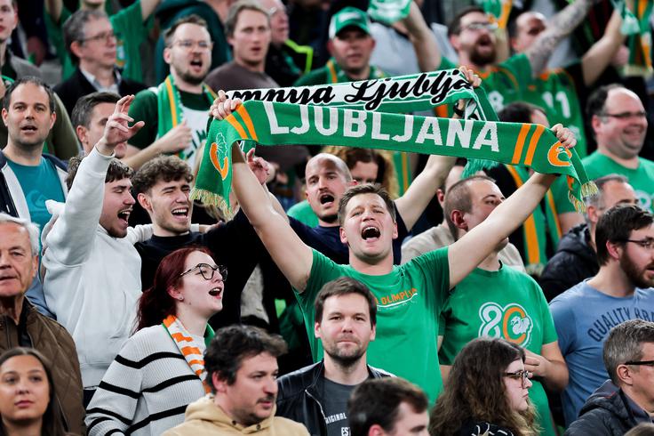 Kdor je prišel v Stožice, mu ni bilo žal. Navijači so bili ob atraktivnih potezah kar nekajkrat na nogah. | Foto: Aleš Fevžer