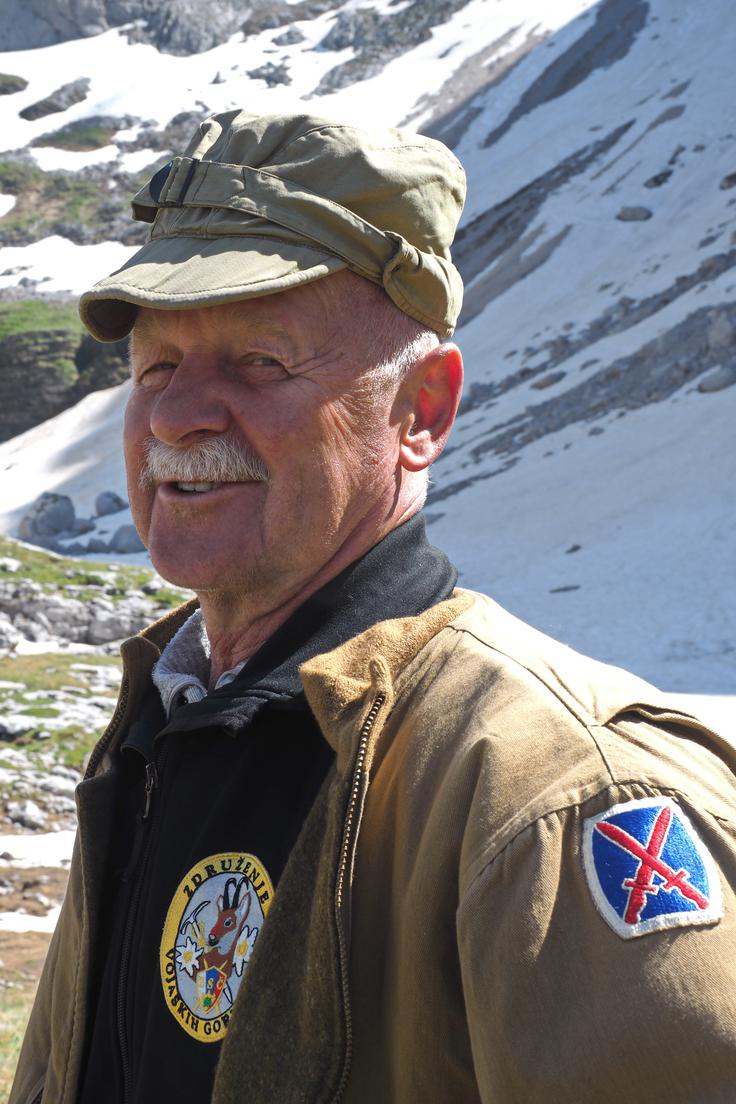 Avtorja dokumentarnega filma o smučarski tekmi na Mangartu je na to opozoril upokojeni brigadir Slovenske vojske Janez Kavar, ki je strasten raziskovalec zgodovine. | Foto: Vili Vogelnik