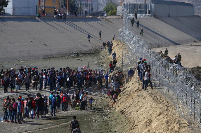 migranti, ZDA, Mehika | Okoli 500 migrantov iz Srednje Amerike je poskušalo nasilno vstopiti v ZDA. | Foto Reuters