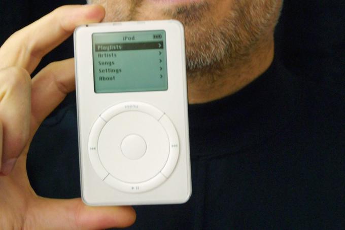 Prenosni predvajalnik glasbe Apple iPod. V roki ga drži ustanovitelj Appla Steve Jobs, ki je s to napravico začel svoj pionirski in osvajalski pohod na trg digitalne glasbe.  | Foto: Reuters