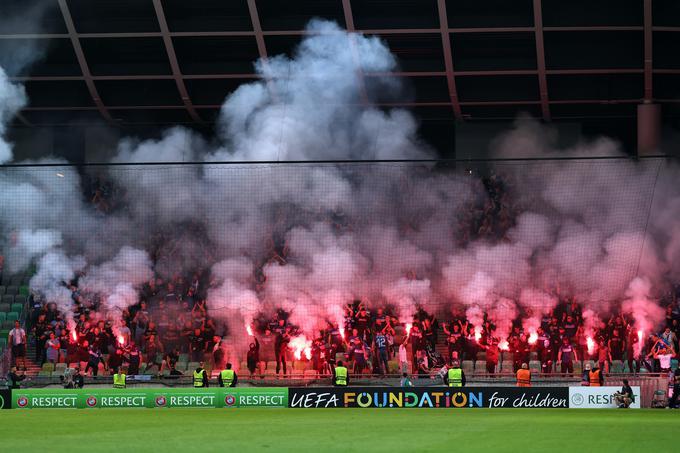 Gostujoči navijači Slovana so že na začetku tekme poskrbeli za baklado. | Foto: www.alesfevzer.com