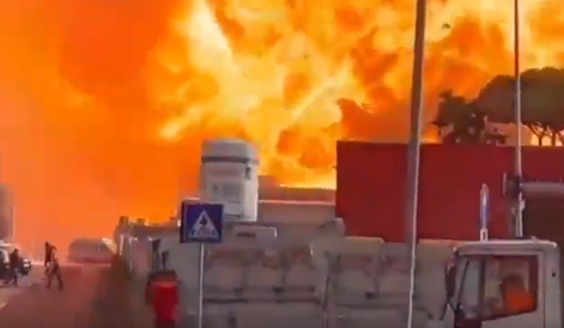 Močna eksplozija in ogromen požar na bencinski črpalki #video