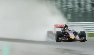 Sainzu prvi trening v deževni Suzuki, Hamilton je bil peti