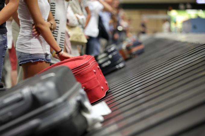 Če boste potovali z letalom, razmislite o velikosti, številu in teži prtljage. | Foto: Thinkstock