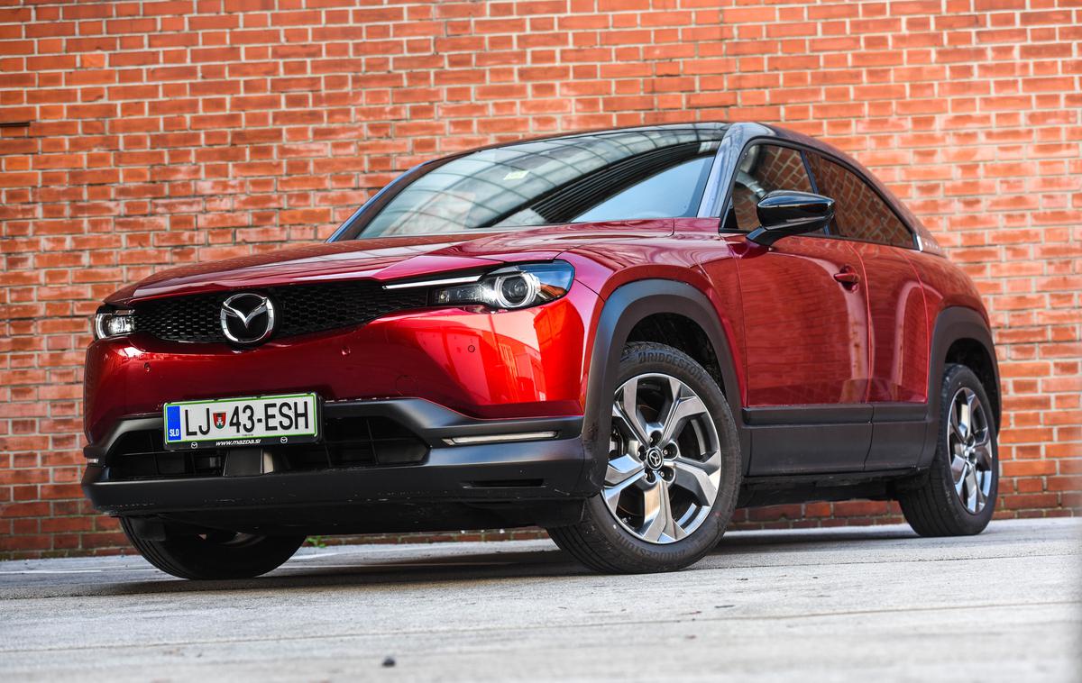 Mazda MX-30 | Mazda MX-30 v Sloveniji stane 34.490 evrov naprej, z boljšo opremo pa znašajo cene od 36 do 38 tisoč evrov. Temu je treba odšteti še 6.000 evrov subvencije Eko sklada. | Foto Gašper Pirman