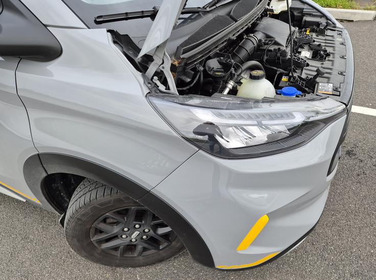 Dvolitrski TDCi razvije 110 kilovatov pri 3.500 vrtljajih, največja hitrost je 175 na uro. Transit mora na redni servis vsaki dve leti oziroma po prevoženih 40 tisoč kilometrih.   | Foto: Aleš Črnivec