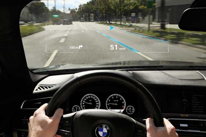 Projicirni zaslon BMW | BMW bo nadgradnjo svojega operacijskega sistema naložil na več kot 750 tisoč svojih modelov, kar je do zdaj največ med evropskimi proizvajalci avtomobilov. | Foto BMW