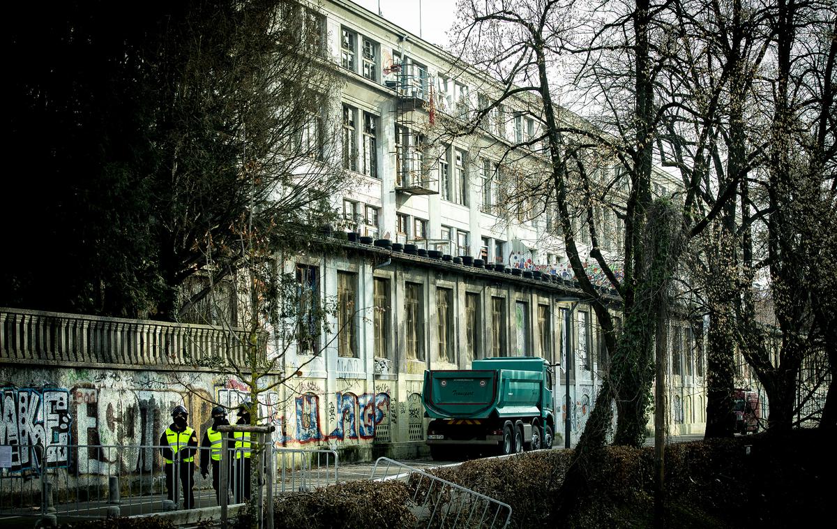Tovarna Rog | Mol je območje nekdanje tovarne Rog v posest prevzela 19. januarja, čemur so se uprli uporabniki prostorov znotraj Roga, posredovala je tudi policija. | Foto Ana Kovač
