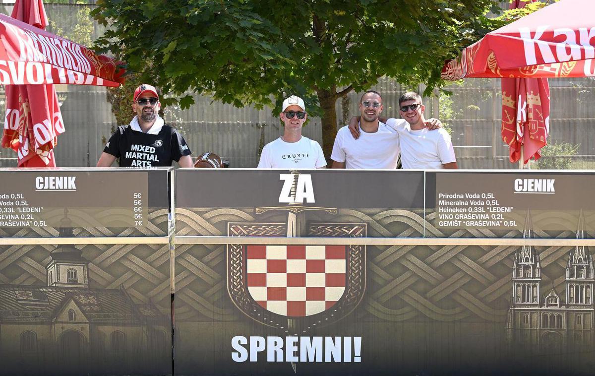 Thompson koncert | Ponudniki hrane in pijače na Thompsonovem koncertu so cenik pospremili z ustaškim sloganom. | Foto Marko Lukunic/PIXSELL