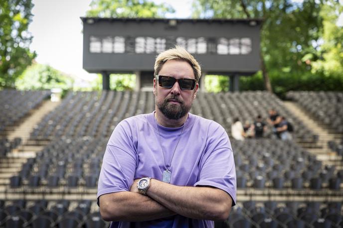 DJ Umek | Z DJ Umekom smo se pogovarjali o pripravah na spektakel s Simfoniki, njegovem odnosu do klasične glasbe in prilagoditvah urnika, ki z leti postaja vse bolj naporen. Povedal nam je tudi, zakaj je biti DJ res lahko, kako ga žena dvigne iz njegove cone udobja in kateri je njegov najljubši košarkarski klub. | Foto Bojan Puhek