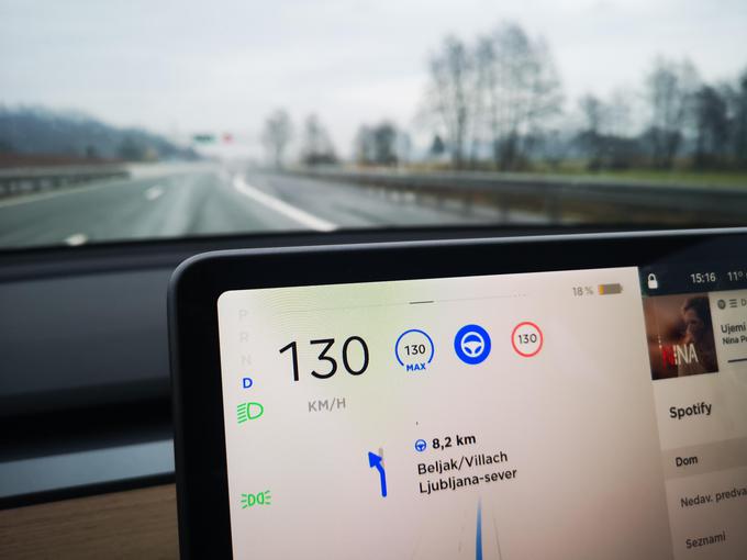 Autopilot sledi navigaciji tudi v Evropi, a vsak premik avtomobila mora potrditi voznik. | Foto: Gregor Pavšič