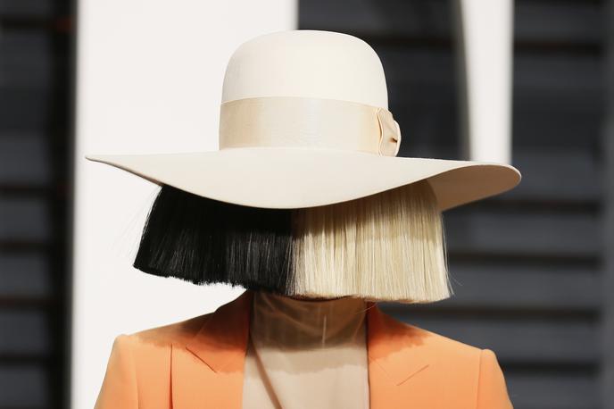 Sia | Avstralska pevka Sia je znana po tem, da si v javnosti in videospotih zakriva obraz z lasuljo. | Foto Reuters