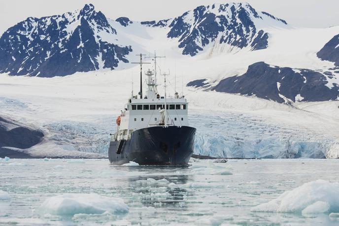 Svalbard | Svalbardska pogodba suverenost nad otočjem daje Norveški, ki pa tam ne sme imeti vojaških oporišč ali pa otočja uporabljati v vojaške namene. | Foto Guliverimage