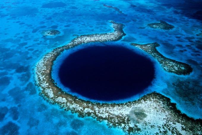 Za prepoznavnost Velike modre luknje je v sedemdesetih letih prejšnjega stoletja ogromno naredil francoski pomorščak in raziskovalec morskih globin Jacques Cousteau, ki jo je med drugim označil za eno najboljših potapljaških lokacij na svetu.  | Foto: Flickr / tofoli.douglas (CC)