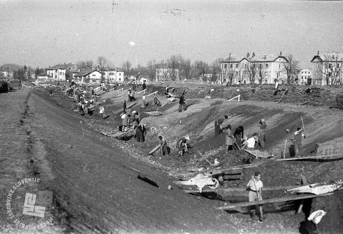 Na gradbišču Nove Gorice, najmlajšega slovenskega mesta (11. marec 1948). Temeljni kamen za gradnjo mesta je bil postavljen 13. junija 1948. | Foto: Foto: Jožica Jeraj, hrani: Muzej novejše zgodovine Slovenije.