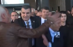 Turškega politika napadel moški, ki je ubil svoja otroka #video