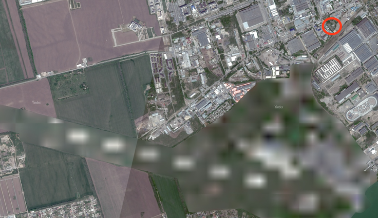 Letalska tovarna Berijev, ki jo je moral ruski tehnološki velikan Yandex zamegliti, domnevno po ukazu ruskega ministrstva za obrambo. Z rdečim krožcem je označena lokacija transformatorske postaje, ki je bila tarča ukrajinskega brezpilotnega letala.  | Foto: Posnetek  zaslona