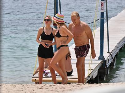 Igralec Dolph Lundgren na Sardiniji uživa s hčerko in ženo #foto