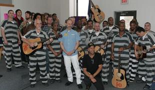 Pravico do igranja kitare v zaporu si je treba zaslužiti
