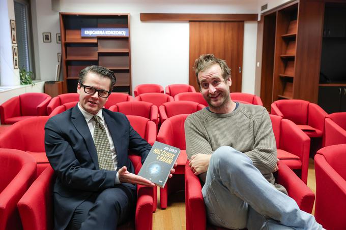 V pogovoru ob predstavitvi knjige se je Godler s povezovalcem Anžetom Tomićem dotaknil tudi sredstev, s katerimi ustvarja svoje knjige.  | Foto: Mediaspeed