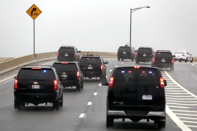 Kadar mora po opravkih, predsednika ZDA tajna služba naokrog prevaža v takšnih konvojih, ki jih sestavlja od dvajset do trideset vozil. | Foto: Reuters
