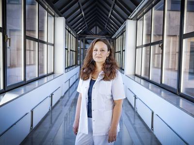 Izjemna življenjska zgodba zdravnice, ki se je znašla v vlogi bolnice