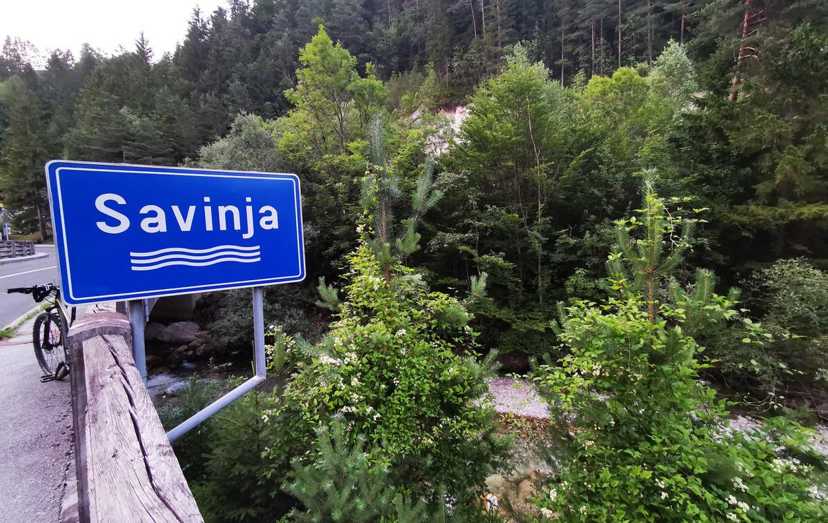 Savinja, reka | "Preiskava še ni končana, prve ugotovitve kažejo, da je za zdaj še neznana oseba v jašek za odvodnjavanje meteornih voda zlila neznano tekočino, ki je stekla v kanalizacijski sistem in nato v reko Savinjo," so povedali na PU Celje. | Foto Aljoša Rehar/STA