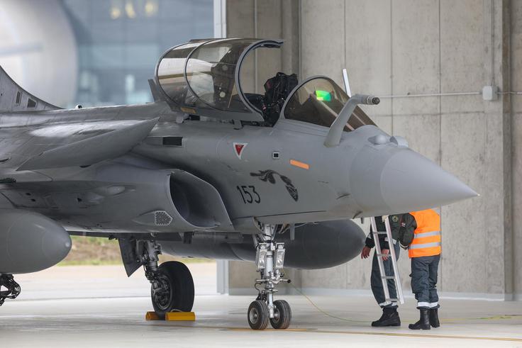 Težava naj bi se pojavila na zadnjih kolesih, ki se niso hotela pospraviti v trup letala. | Foto: Grgo Jelavic/Pixsell