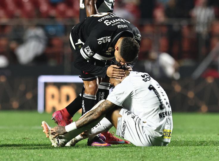... po srečanju, na katerem je Santosu zabil dva gola, pa je Coutinho tolažil objokanega zvezdnika brazilskega nogometa. | Foto: Reuters