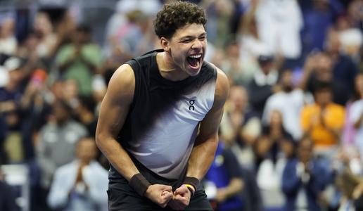 Ameriški spektakel za mesto v finalu, Zverev proti Hačanovu