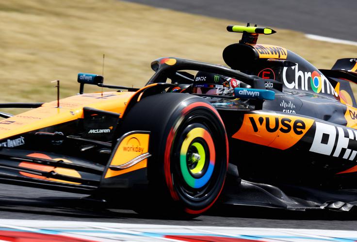 V prvi vrsti bo v nedeljo ob 7. uri še Lando Norris. | Foto: Reuters