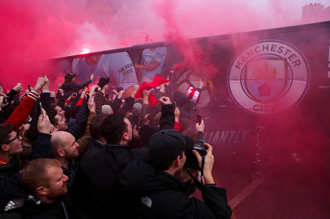 Takšen kaos je vladal pred Anfieldom, ko so navijači Liverpoola z različnimi predmeti zasuli avtobus Cityja. | Foto: Guliverimage/Getty Images