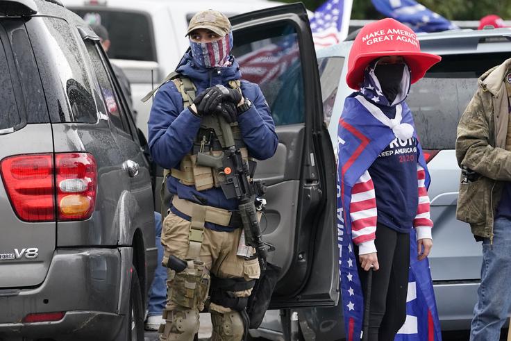 Po atentatu na Kirka iz vrst ameriške desnice prihajajo trditve, da so ZDA zdaj v vojni. Na fotografiji: Trumpov oboroženi privrženec po volitvah leta 2020. | Foto: Guliverimage
