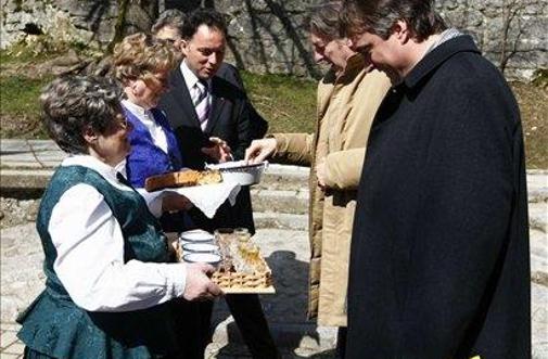 Častni odbor za Trubarjevo obletnico se je sestal na Rašici